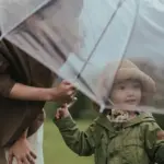 Kan jeg få en børneparaply med et ergonomisk håndtag for ekstra komfort?